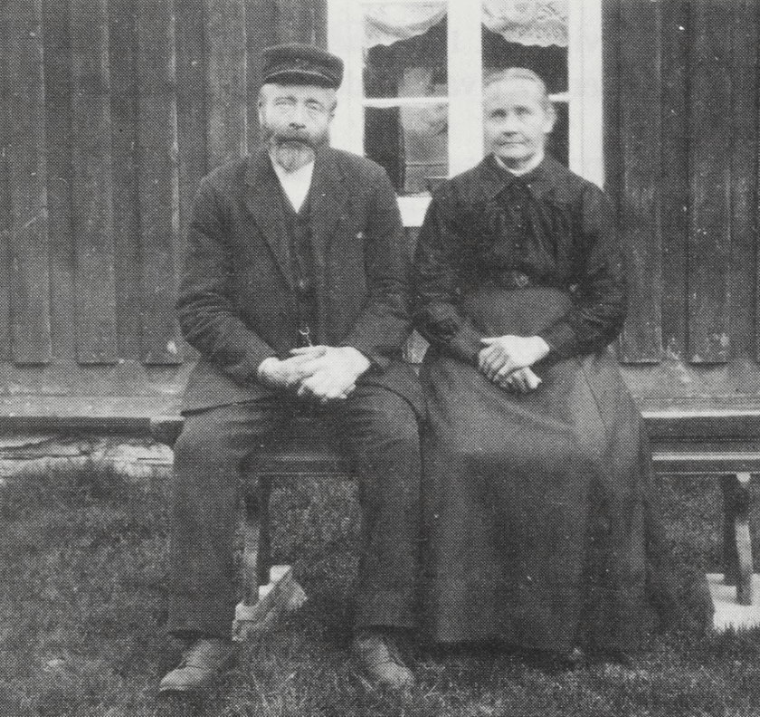 Lars og Ingeborg Evjen i Oppigard Evjen. Dette er mannen som var oppført som snikkar og hustømmermann i folketeljinga i 1900. Foto frå  "Busetnad og folkeliv i Horg. 4: Gard og Grend", Melhus kommune 1992.