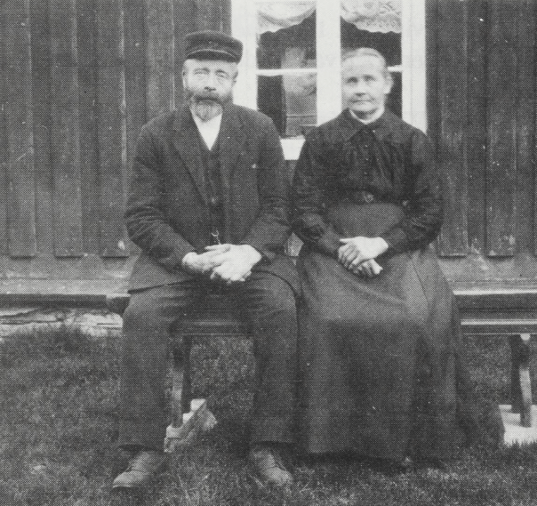 Lars og Ingeborg Evjen i Oppigard Evjen. Dette er mannen som var oppført som snikkar og hustømmermann i folketeljinga i 1900. Foto frå  "Busetnad og folkeliv i Horg. 4: Gard og Grend", Melhus kommune 1992.