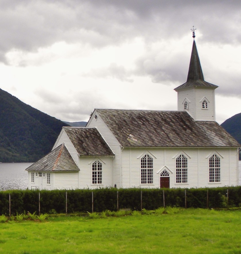 «Bruvik kirkested mot Hananipa» av Odd Roar Aalborg - Eige arbeid. Lisensiert under CC BY-SA 3.0 no gjennom Wikimedia Commons - https://commons.wikimedia.org/wiki/File:Bruvik_kirkested_mot_Hananipa.jpg#/media/File:Bruvik_kirkested_mot_Hananipa.jpg