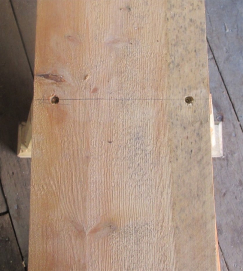 Plata på langbenken er skruvd fast med forsenka skruvar. Foto: Eirik Nicolaisen