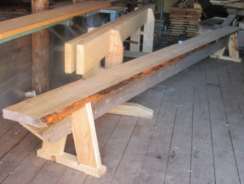 Skottbenken og langbenken som Eirik har laga. Foto: Eirik Nicolaisen