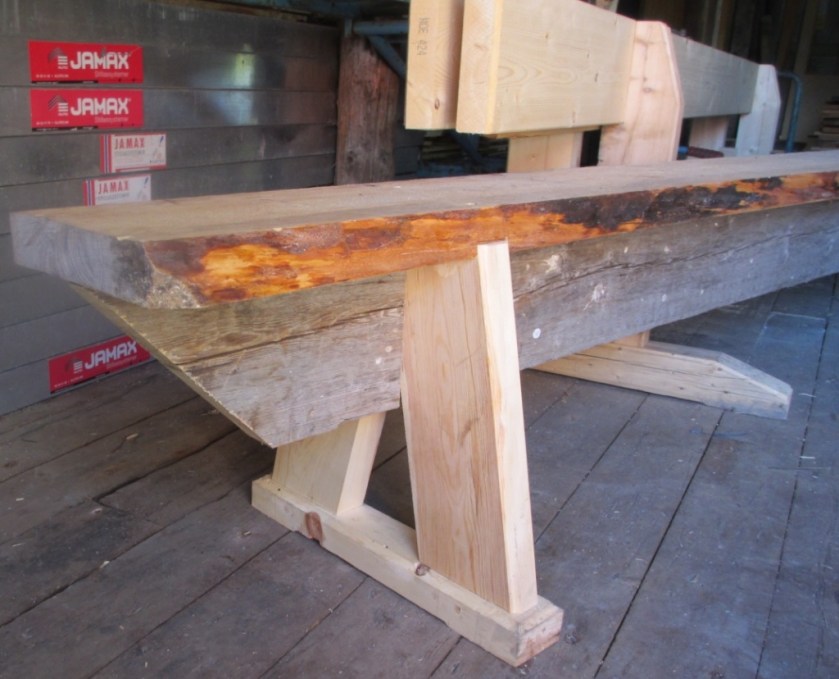 Langbenken er ferdig og klar til bruk. Foto: Eirik Nicolaisen