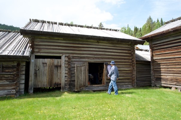 Västagården i Lima er Limas Hembygdsgård og består av ei flott samling av hus som opphavleg var bygd på garden frå 1780-talet og framover. Det er supplert med fleire eldre hus, dei eldste frå 1500-talet. Det er ei svært rik samling av gjenstandar på gården som ligg vakkert til med utsikt over dalgangen til Västerdalaälven. Foto: Roald Renmælmo 
