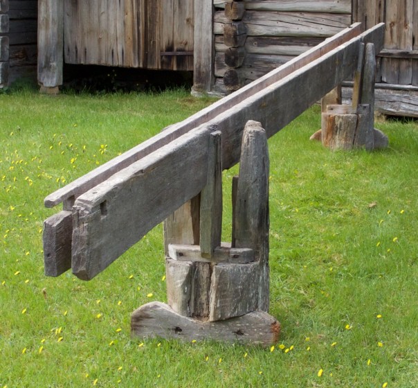 Skottbenken er bygd opp på tilsvarande måte som mange av dei norske benkane. To bukkar som har eit fast langbord og eitt laust som vert spent saman med kilar. Langborda er 5,15 meter lang og benken har arbeidshøgd på 29