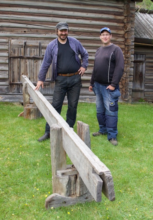 Skottbenken på Västagården i Lima og frå venstre Mattias Helje og Mattias Thuresson. Dei kan stolt presentere den fyrste originale svenske skottbenken her på bloggen. Foto: Roald Renmælmo
