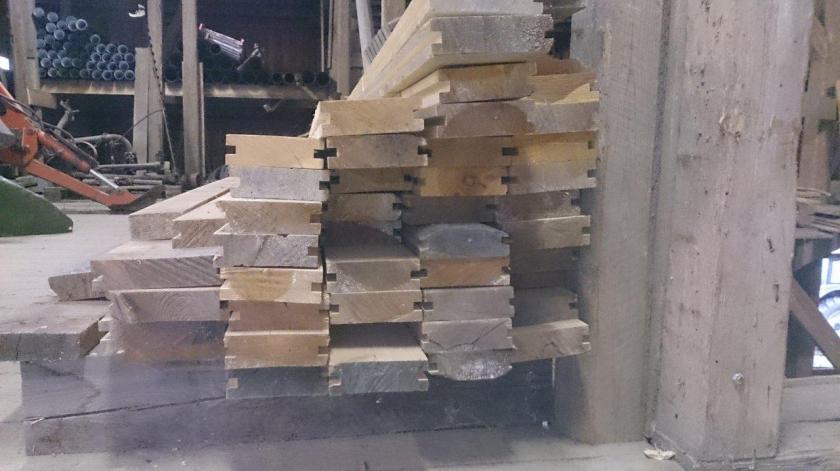 Inspirert av låvegolvet sitt har Magnus produsert eit golv til verkstaden sin. Her er noko arbeid gjort maskinelt, men kantane skal skytast på rettbenken før legging. Foto: Magnus Wammen