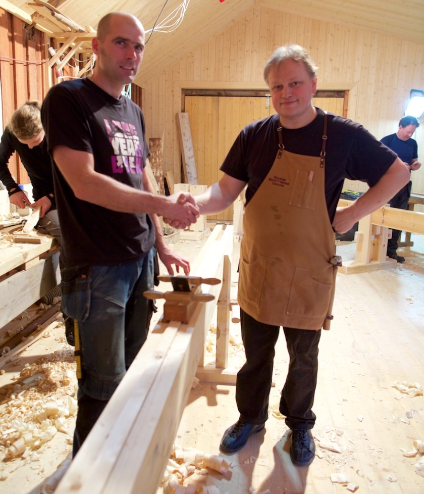 Robert Nilsen (t.v.) vert gratulert som medlem i Norsk Skottbenk Union av underteikna. Eg er utstyrt med det offisielle arbeidsforkleet til Norsk Skottbenk Union. For å kunne bruke eit slikt forkle må ein vere tatt opp som medlem i tillegg til at ein har laga seg sin eige okshøvel og skottokse. 