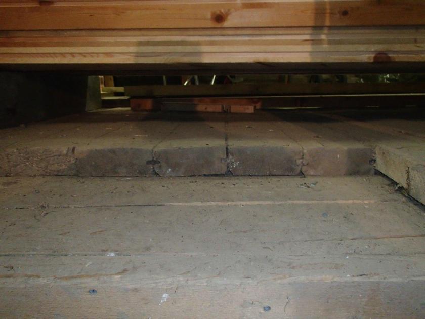 Låvegolvet med laus fjør er i den eldste delen av låven. Alderen på dette er ikkje kjent. Foto: Magnus Wammen