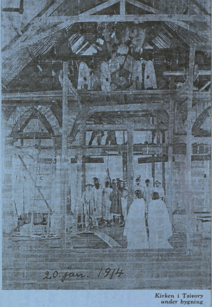 Kirken i Tsivory på Madagaskar under bygging 20. januar 1914. 