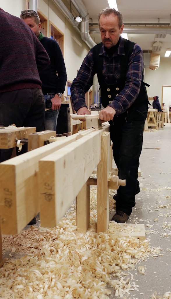 Verktøysmeden Jon Dahlmo har lang fartstid med smiing av høvelstål til bruk på skottbenk. No har han også laga seg sin eige skottbenk, okshøvel, skottokse og golvplogar. Sjølvsagt har han smidd stål til høvlane sine sjølv. Foto: Roald Renmælmo