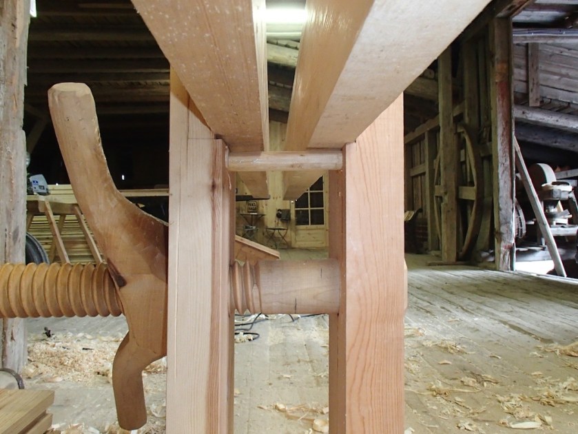 Jeg har laget en dybdestopp ved at jeg ha borra gjennom en tommesdymling som jeg slår i, etter at en side er retta av og skal snu bordet. Da får jeg paralelle bord som kan skjøtes i lengden. Foto: Magnus Wammen 