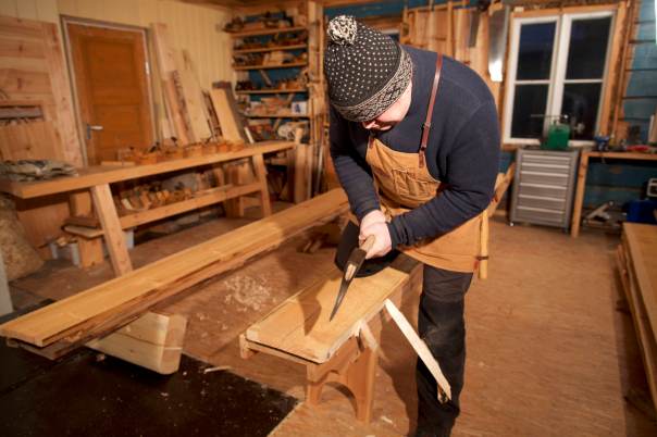 Kanting av golvbord, eller som Olav Furuset skriv, "telje tå det grøvste med øks". Her er bordet snorslått med sotsnor for å få nokolunde rett kant. Foto: Roald Renmælmo
