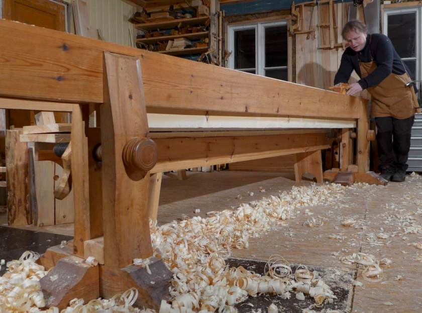 Høvling av golvbord på skottbenk. Foto: Roald Renmælmo